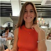 estudiante universitaria da clases particulares a niños de primaria y secundaria